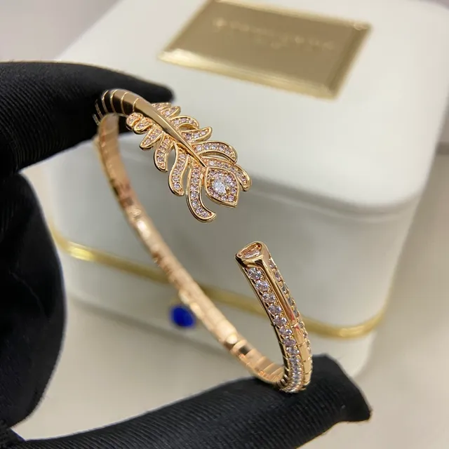 Boucheron Brazaletes Abiertos con Motivo de Pluma de Diamante y Esmeralda 5