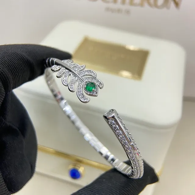 Boucheron Brazaletes Abiertos con Motivo de Pluma de Diamante y Esmeralda 6