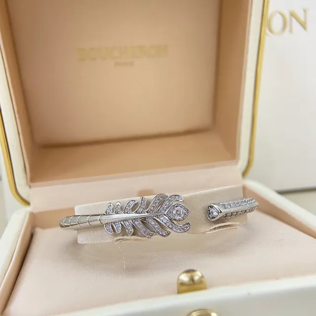 Boucheron Brazaletes Abiertos con Motivo de Pluma de Diamante y Esmeralda 7