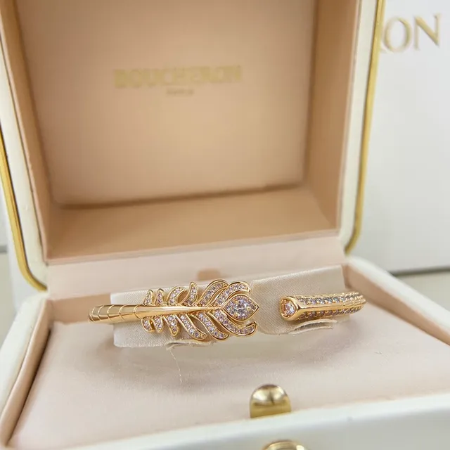 Boucheron Brazaletes Abiertos con Motivo de Pluma de Diamante y Esmeralda 8
