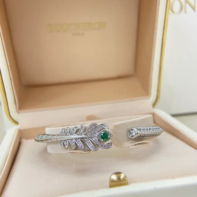 Boucheron Brazaletes Abiertos con Motivo de Pluma de Diamante y Esmeralda 9