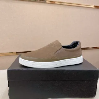 حذاء كاجوال مصنوع من جلد الغزال البني الفاتح مع بناء slip-on