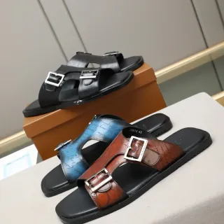 Sandalias marrón con impresión de script de dos tiras y hebilla