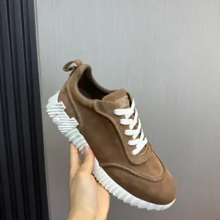 حذاء رياضي بني أبيض سويد مع midsole sculptured