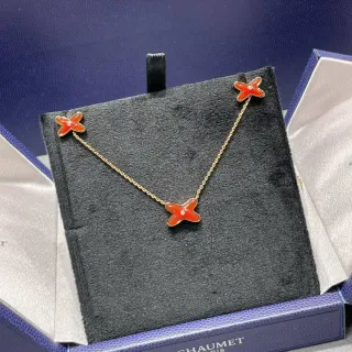 CHAUMET Collier pendentif en forme de X en émail rouge