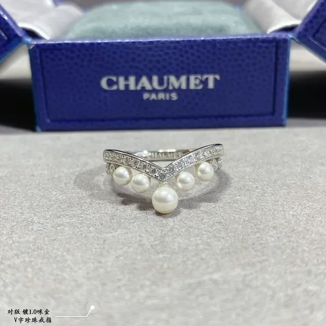 CHAUMET V-Shaped Diamond and Pearl Drop Ring 8