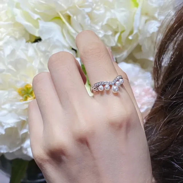 CHAUMET V-Shaped Diamond and Pearl Drop Ring 9