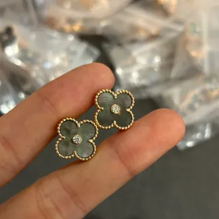 Brincos em forma de trevo com madrepérola e cristal