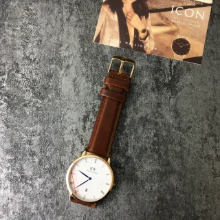 Daniel Wellington Classic Petite सफेद डायल भूरी लेदर स्ट्रैप क्वार्ट्ज घड़ी