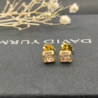 David Yurman أقراط ذهبية اللون مقصوصة بشكل كوشن مع هالو