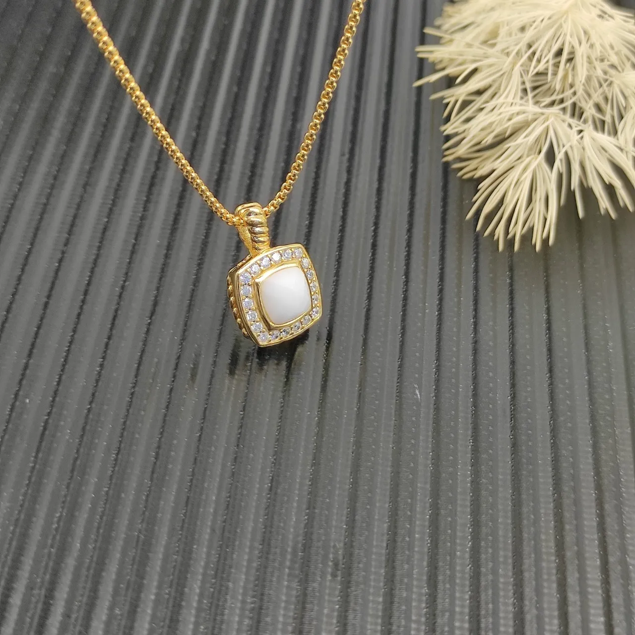 David Yurman or blanc chaîne curb pendentif carré coussin collier 6