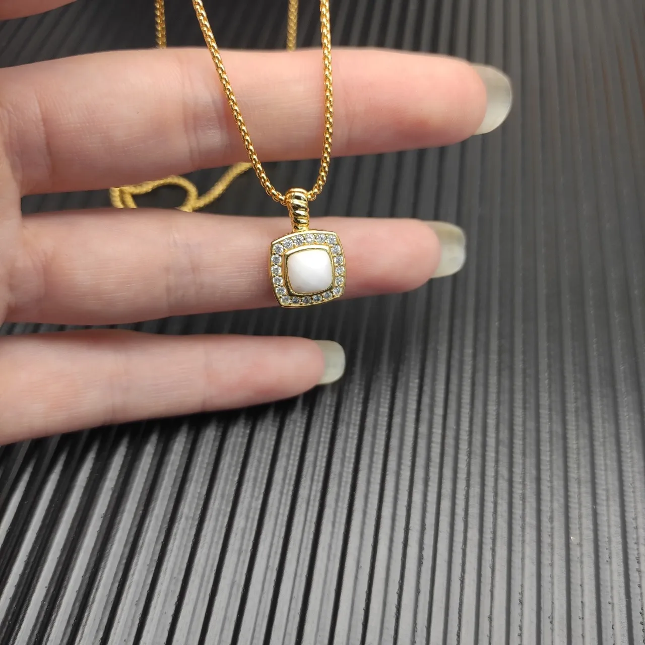 David Yurman or blanc chaîne curb pendentif carré coussin collier 7