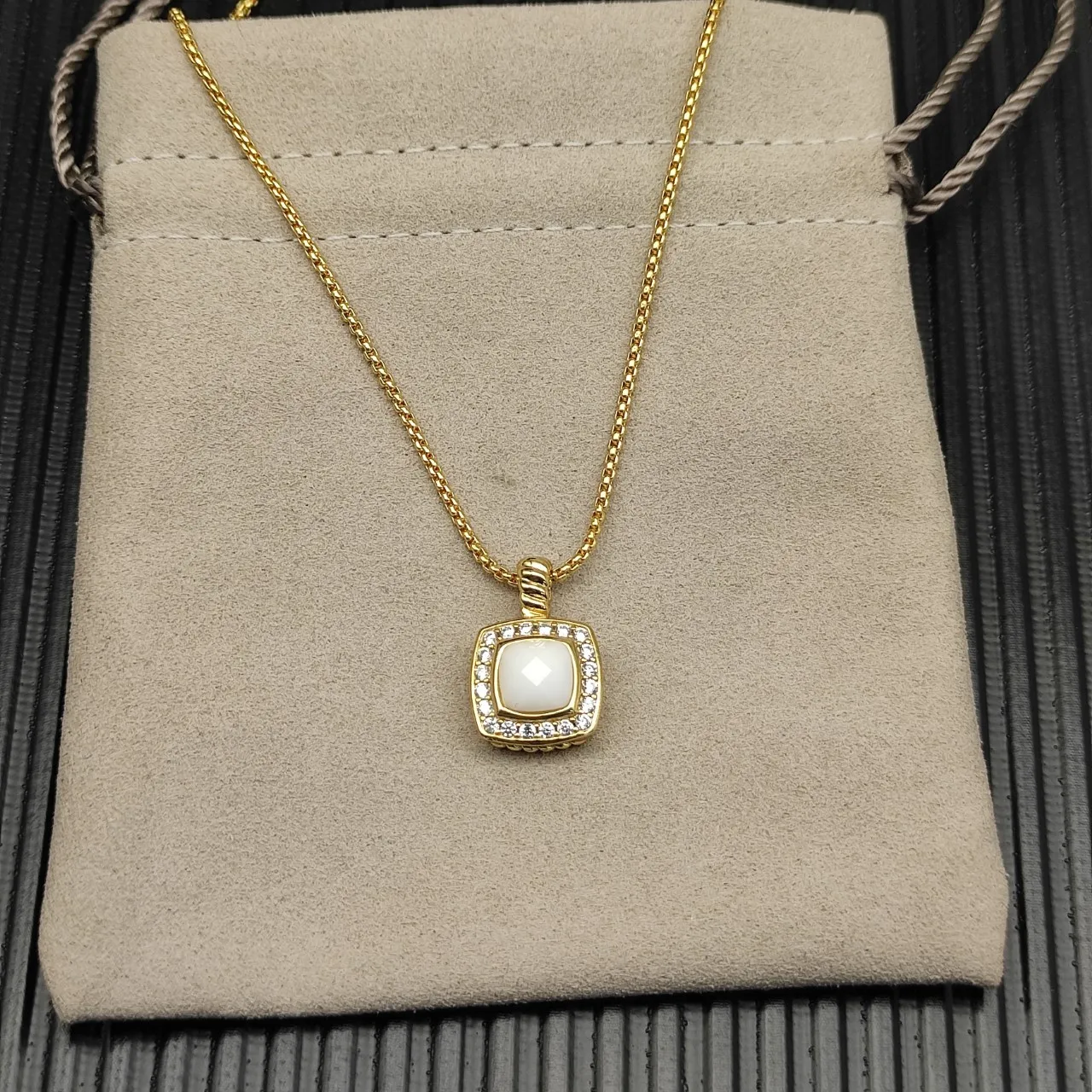 David Yurman or blanc chaîne curb pendentif carré coussin collier 8