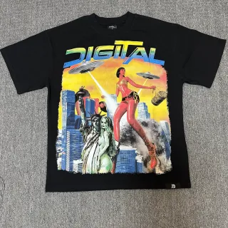 Camiseta negra con estampado gráfico digital