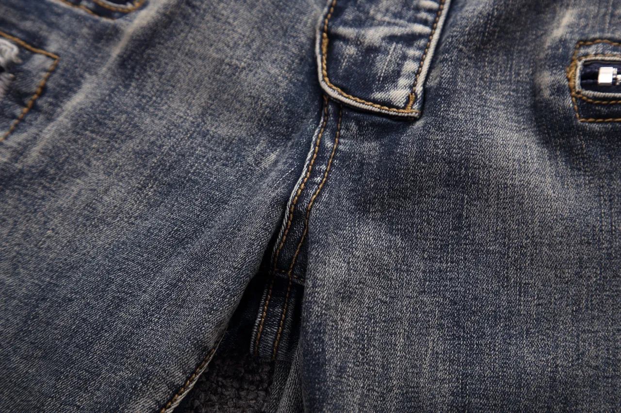 Short de denim distressed biker-panelled com zíper 10