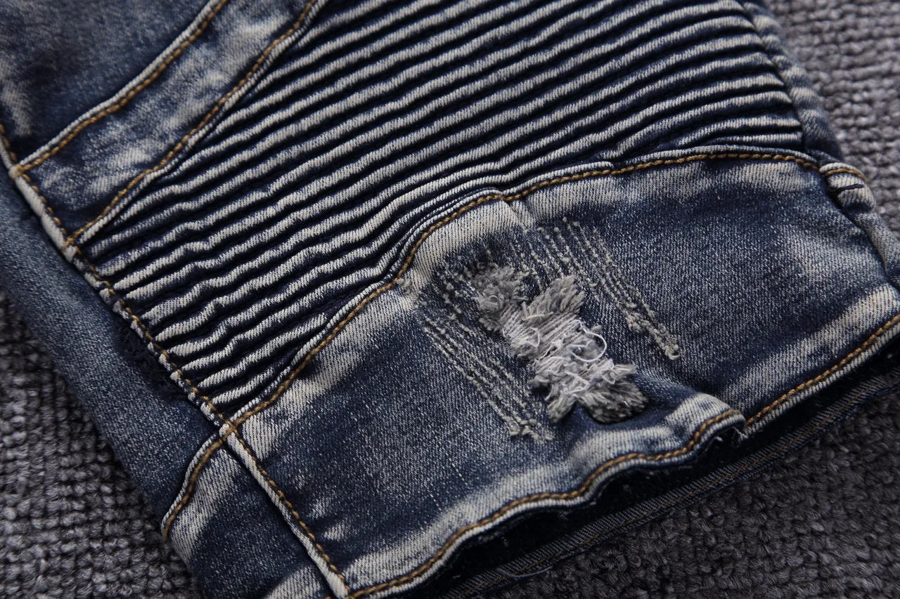 Short de denim distressed biker-panelled com zíper 11