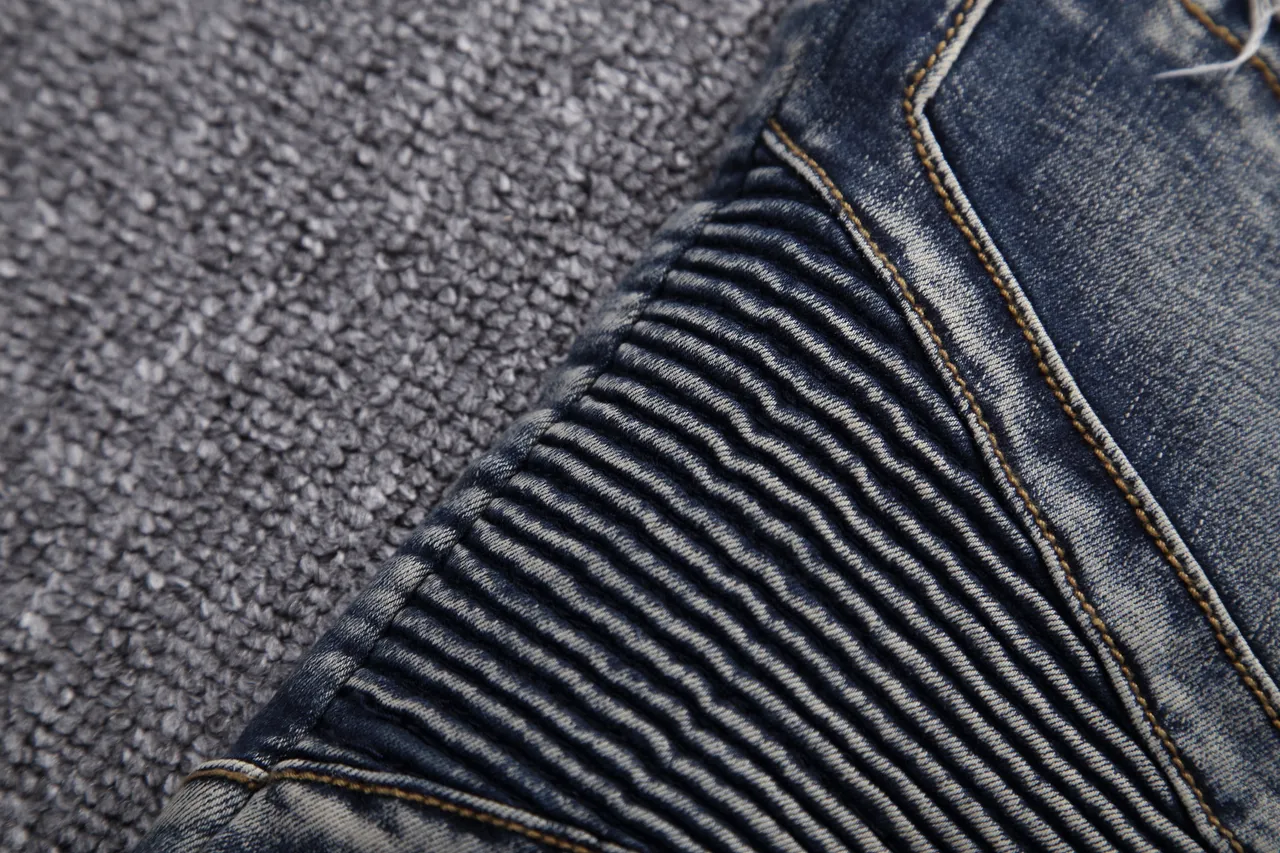 Short de denim distressed biker-panelled com zíper 12