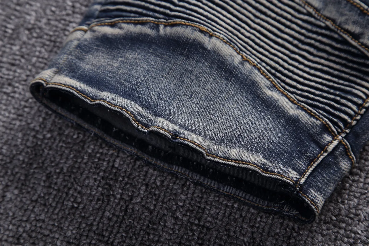 Short de denim distressed biker-panelled com zíper 14