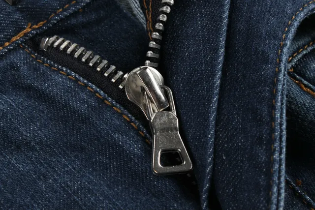 Jeans desgastados reforzados en las rodillas con bolsillo de cremallera y bajo en bruto 18