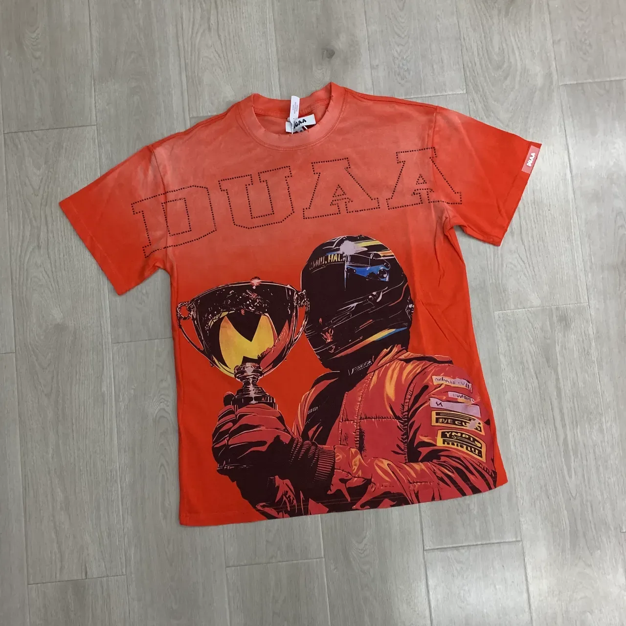 Camiseta DUAA laranja-vermelha com estampa gráfica de troféu de corrida 5