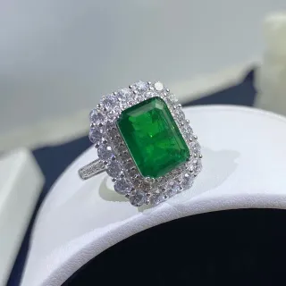 Anel de Halo Duplo com Gema Verde Corte de Esmeralda