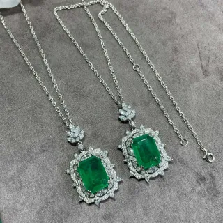 Collier pendentif de pierre verte de coupe émeraude avec halo