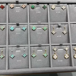 Brincos florais de quatro pétalas em esmalte e gemas