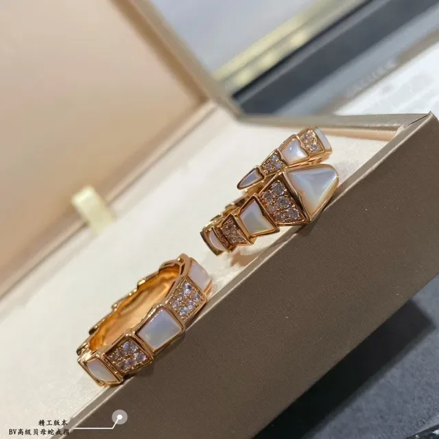 Bague géométrique en nacre et pavé 8