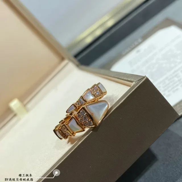 Bague géométrique en nacre et pavé 9