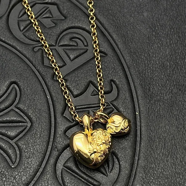 Colar com pingante de coração dourado preto 2