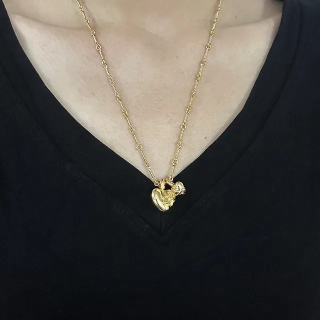 Colar com pingante de coração dourado preto 3