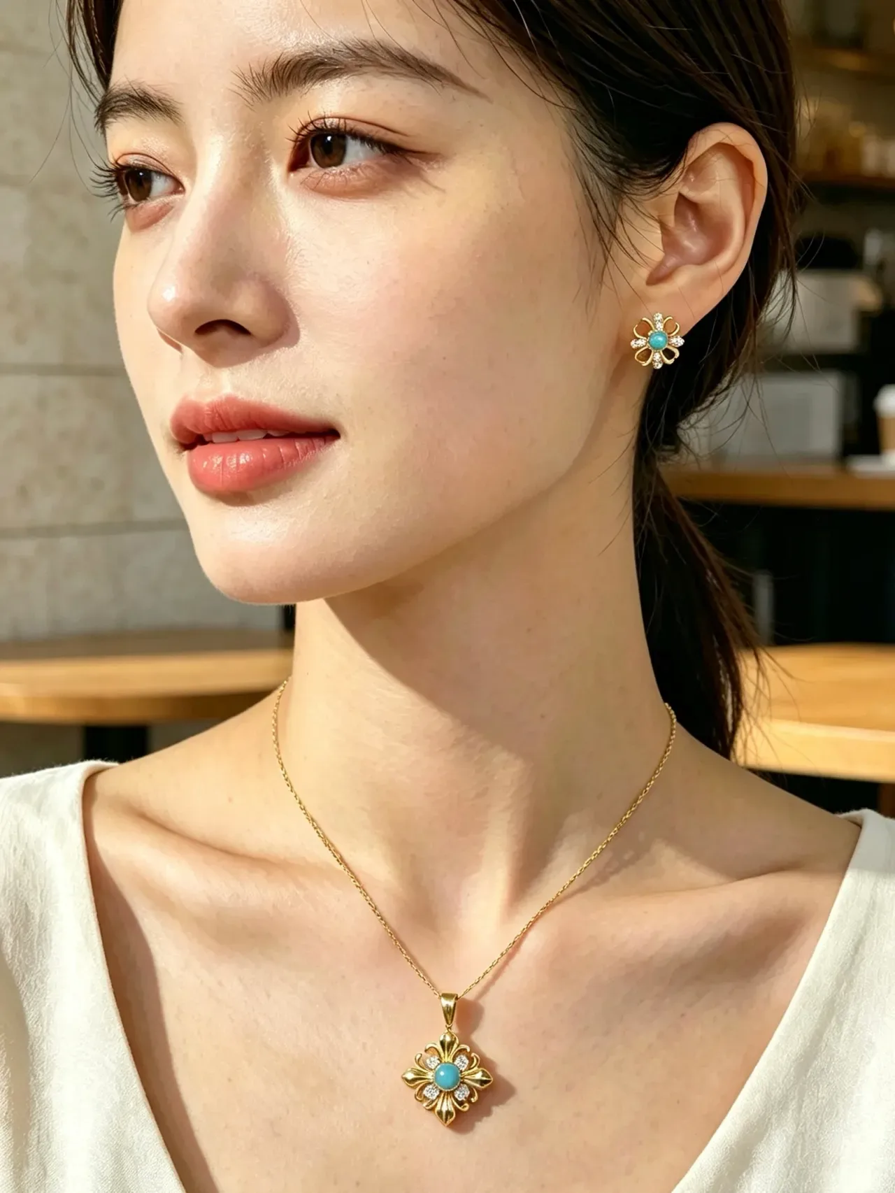 Colar com centro cabochon de ouro azul com motivo floral 2