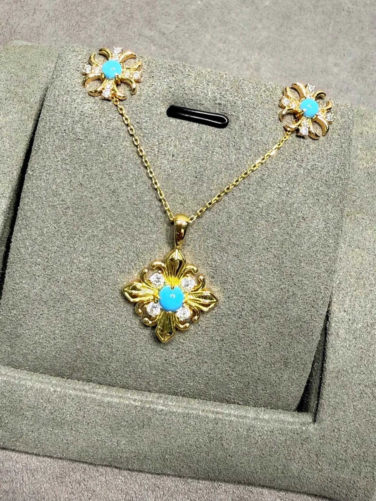 Colar com centro cabochon de ouro azul com motivo floral 4