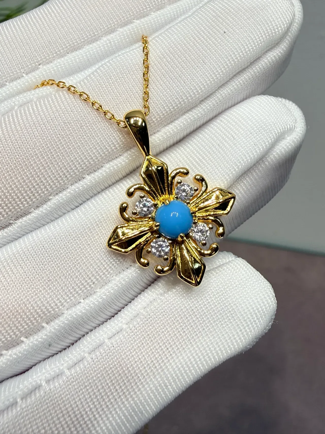 Colar com centro cabochon de ouro azul com motivo floral 5