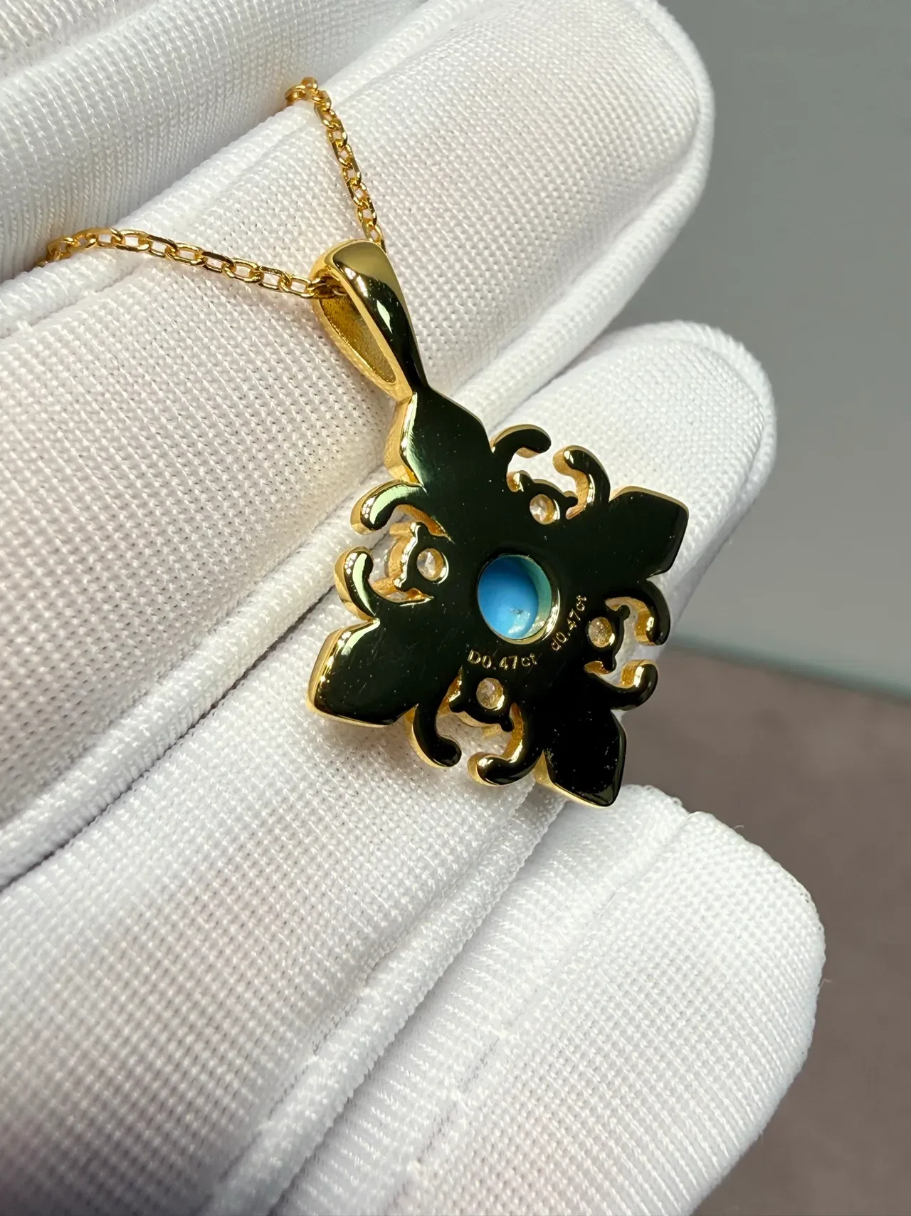 Colar com centro cabochon de ouro azul com motivo floral 6