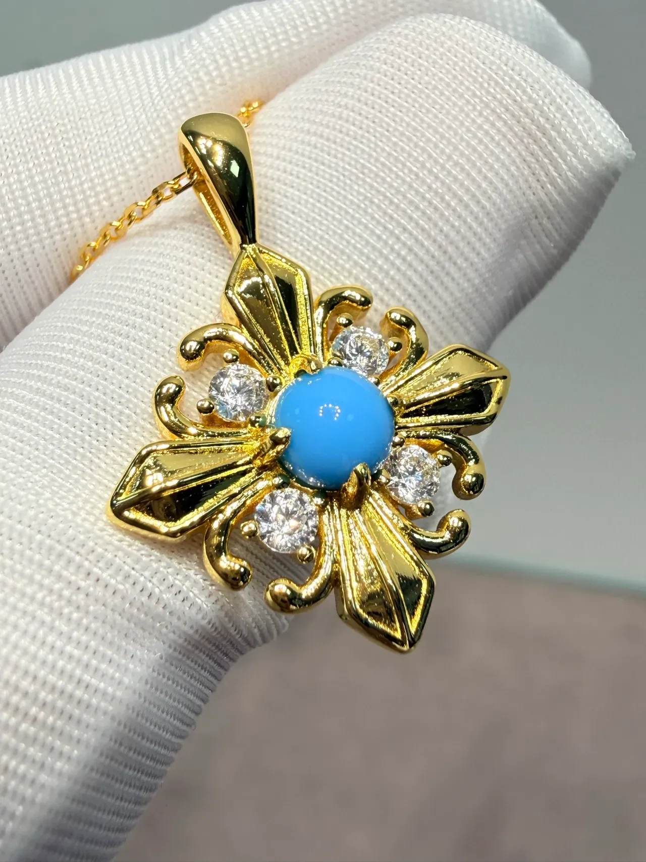 Colar com centro cabochon de ouro azul com motivo floral 7