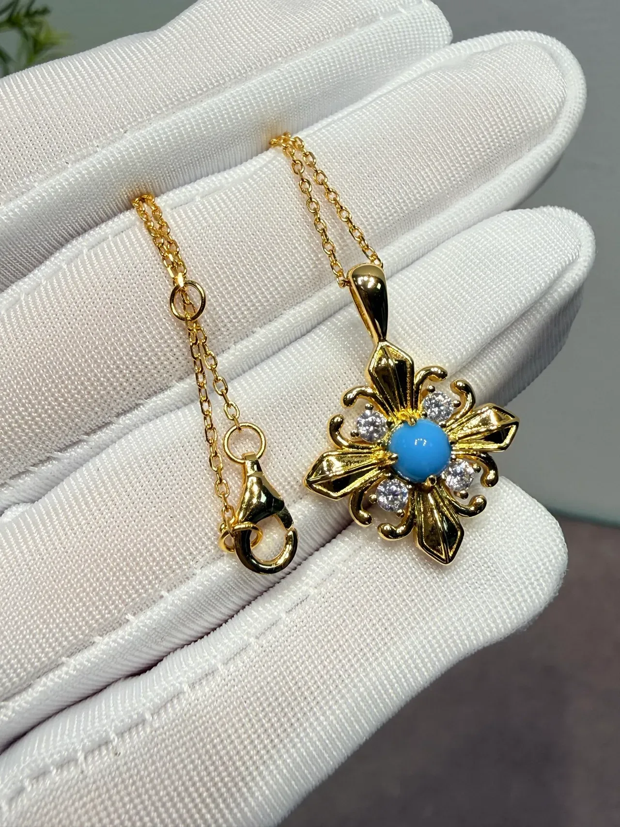 Colar com centro cabochon de ouro azul com motivo floral 8
