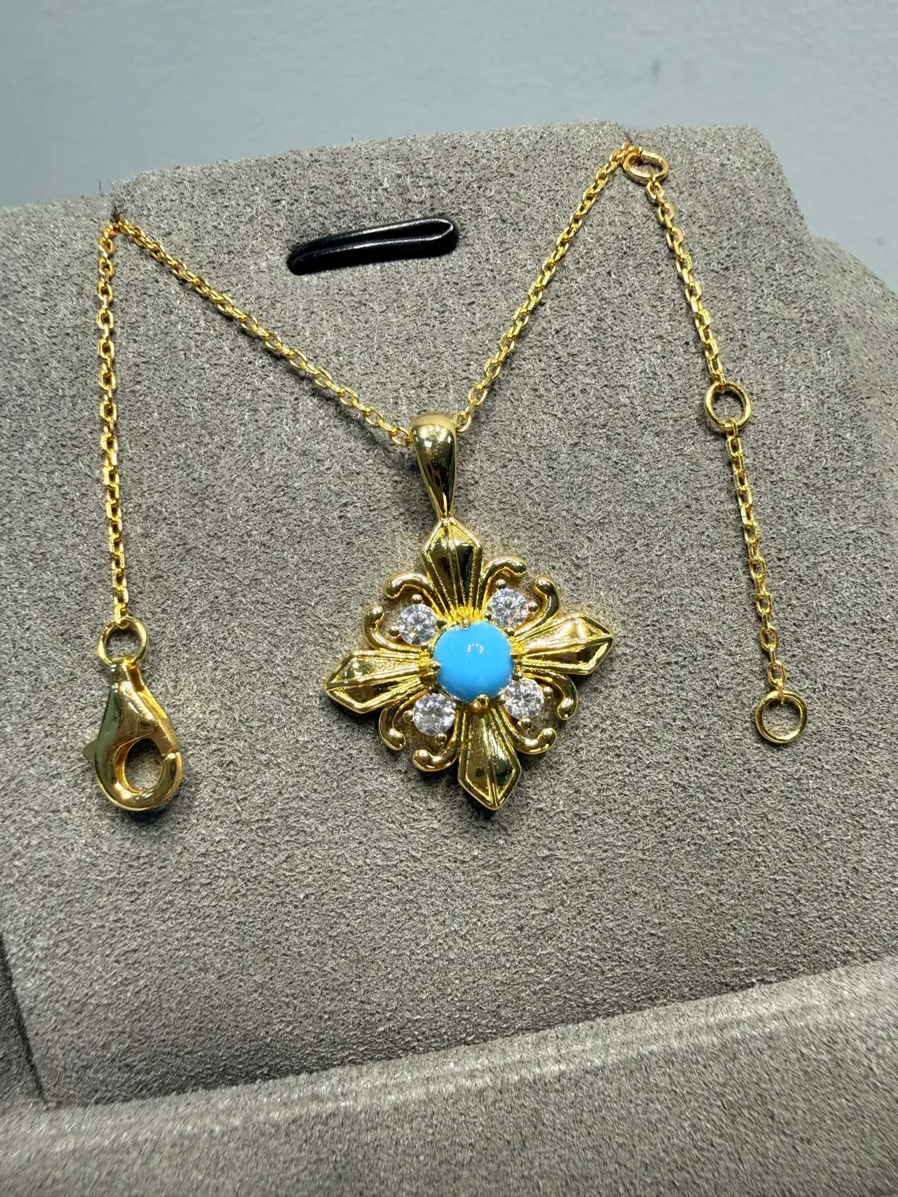 Colar com centro cabochon de ouro azul com motivo floral 9
