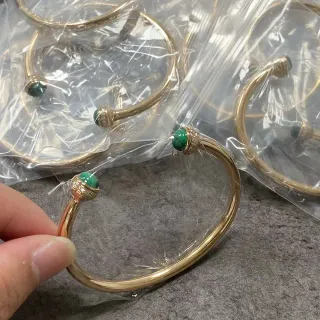 سوار بنجل ذهبي أخضر حجر كابوشون