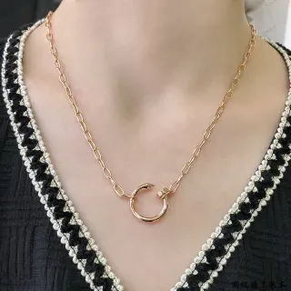 Collar con cadena de eslabones ovalados dorados y cierre circular