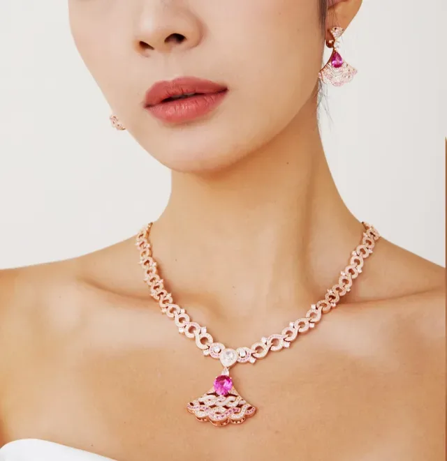 Boucles d'oreilles en or rose en forme d'éventail ajouré avec gemmes en taille poire 2