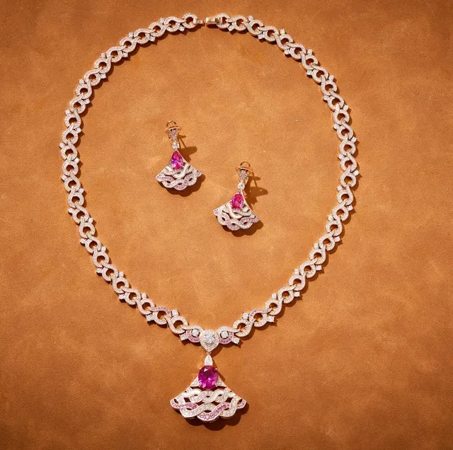 Boucles d'oreilles en or rose en forme d'éventail ajouré avec gemmes en taille poire 3