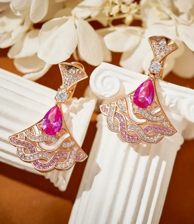 Boucles d'oreilles en or rose en forme d'éventail ajouré avec gemmes en taille poire 4