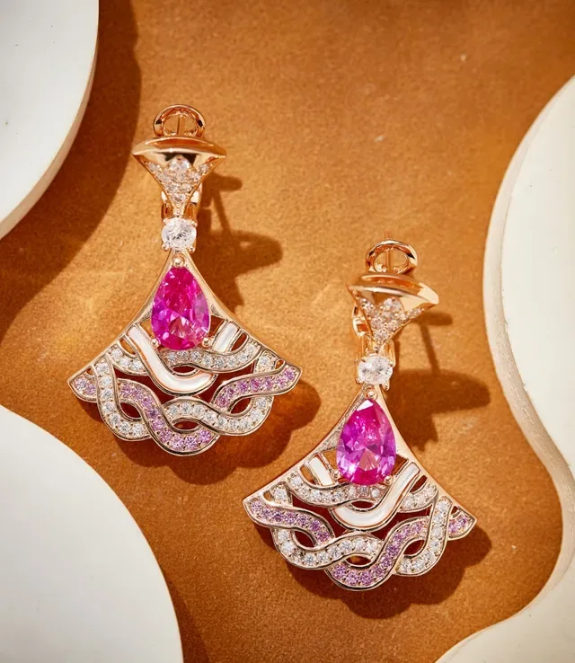 Boucles d'oreilles en or rose en forme d'éventail ajouré avec gemmes en taille poire 6