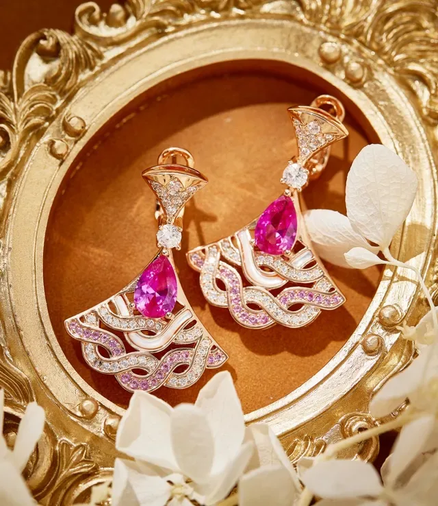 Boucles d'oreilles en or rose en forme d'éventail ajouré avec gemmes en taille poire 7