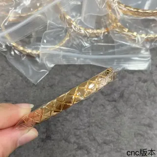 سوار صلب ذهبي بتصميم الماس المبطن