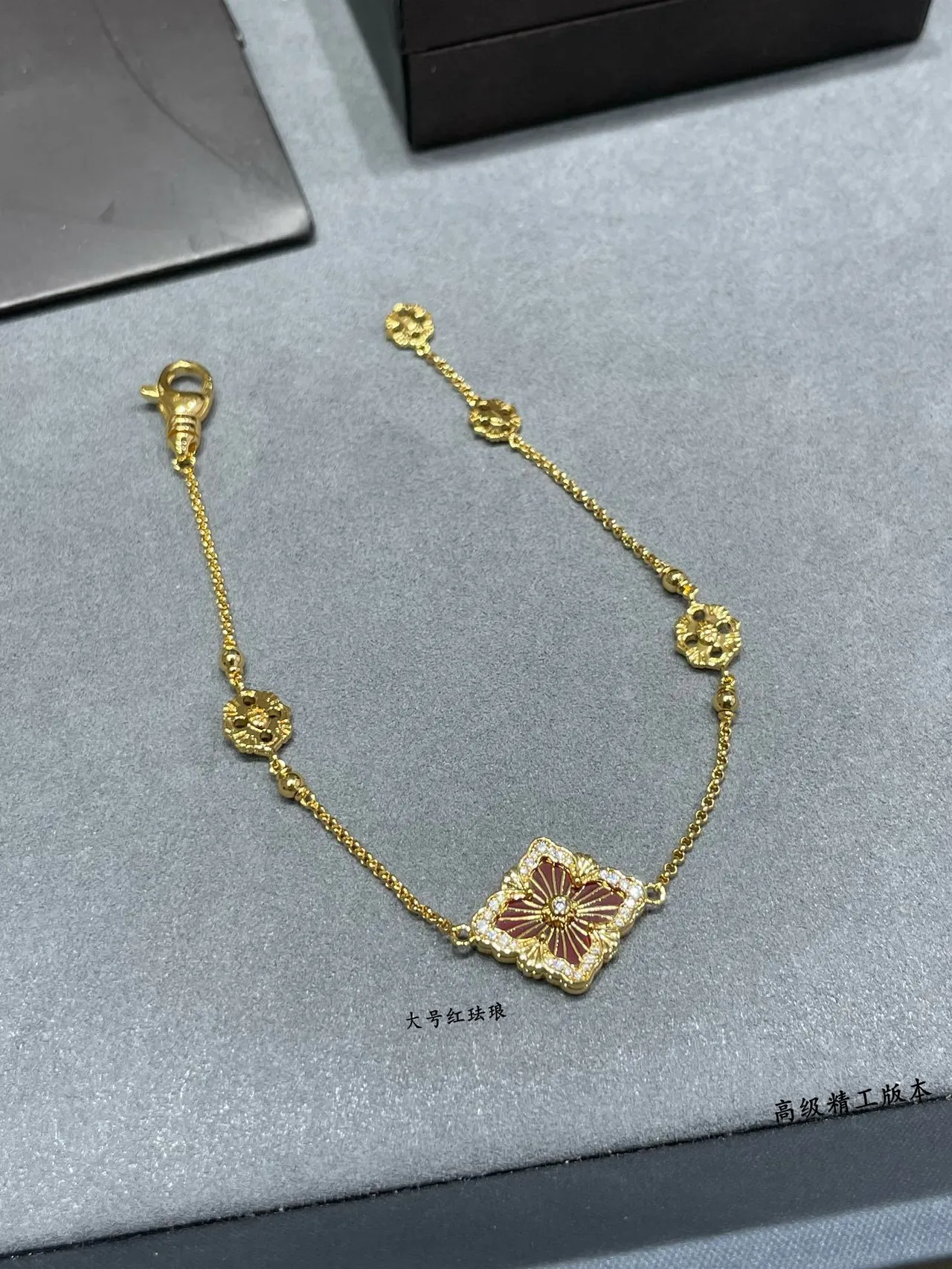 Bracelet chaîne rouge motif floral émaillé en or 2