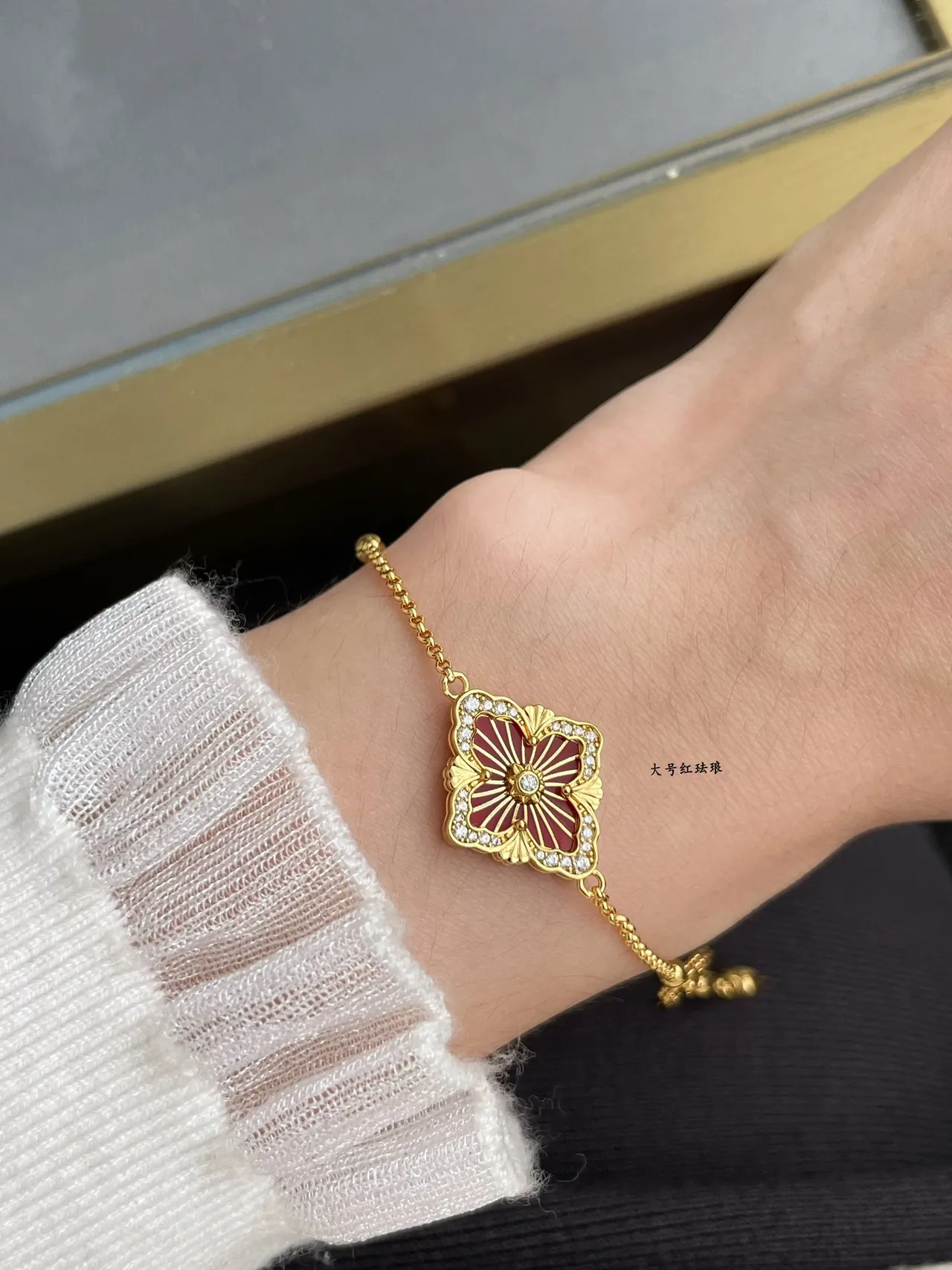 Bracelet chaîne rouge motif floral émaillé en or 8