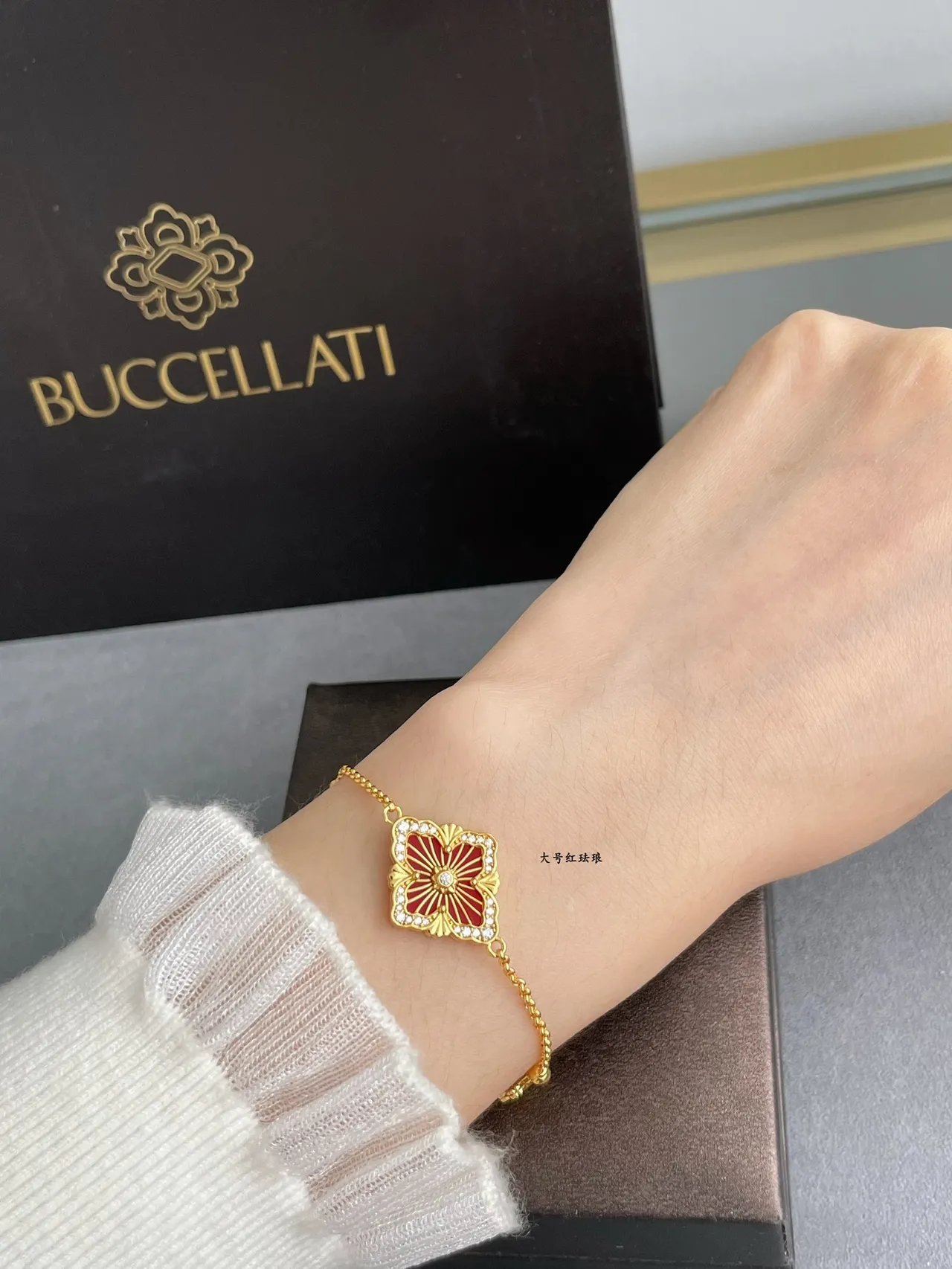 Bracelet chaîne rouge motif floral émaillé en or 9