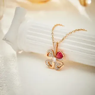 Collier pendentif trèfle à quatre feuilles rouge doré avec pierres transparentes en pavé